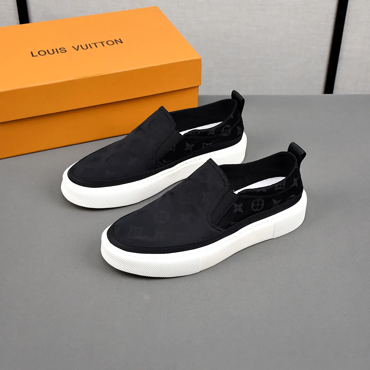 PP400❣️❣️❣️LV breathable cloth shoes, the upper is made of comfortable and breathable fabric, and the ultra-light rubber foam outsole. Men's size 39-44.